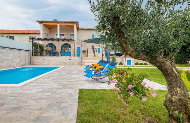 Stylish Villa With Swimming Pool and Garden - Photo 35