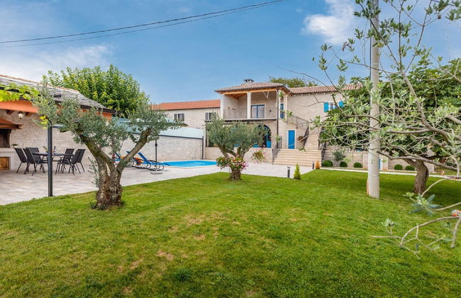 Stylish Villa With Swimming Pool and Garden - Photo 32