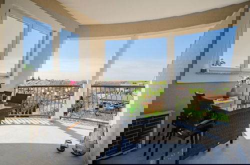 Foto 16 - Bright Apartment With Communal Pool