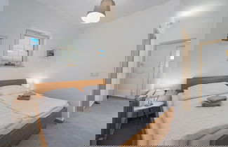Foto 3 - Bright Apartment With Communal Pool