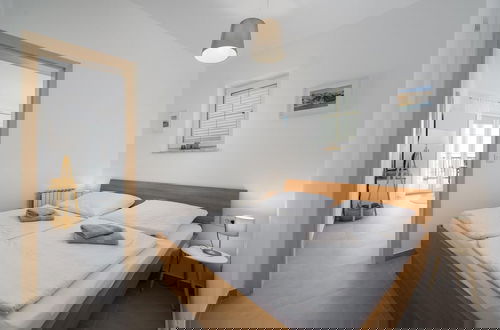 Foto 2 - Bright Apartment With Communal Pool