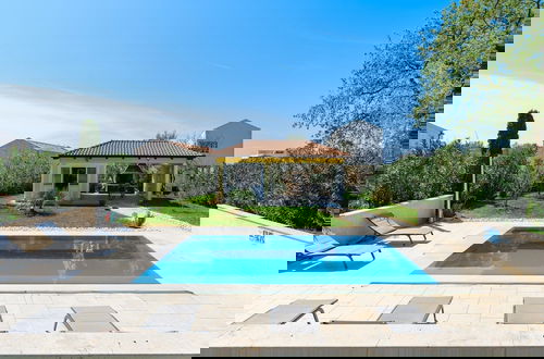 Foto 12 - Bright Apartment With Communal Pool