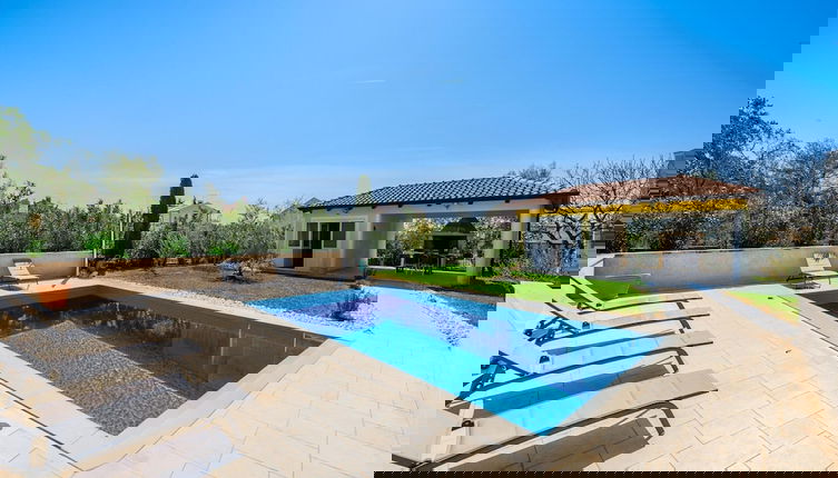 Foto 1 - Bright Apartment With Communal Pool