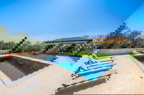Foto 1 - Bright Apartment With Communal Pool