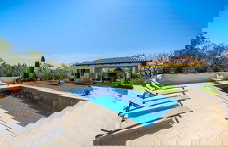 Foto 1 - Bright Apartment With Communal Pool