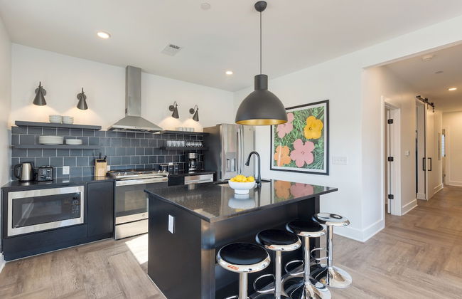 The Carter 305 by Avantstay 4BR Balcony - Photo 12