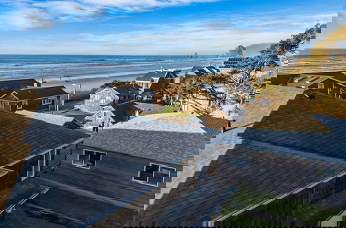 Foto 31 - Pacific Breeze Ocean Views Steps to Cannon Beach Airy Coastal Retreat