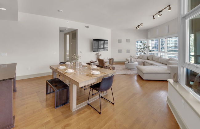 East Village Luxe Stays - Photo 16