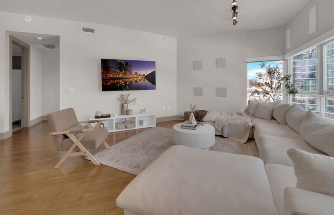 East Village Luxe Stays - Photo 18