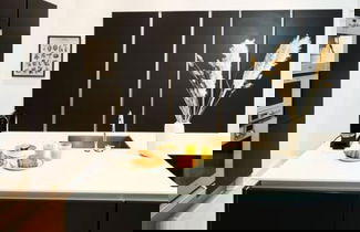 Photo 2 - Luxe Apartment Escape