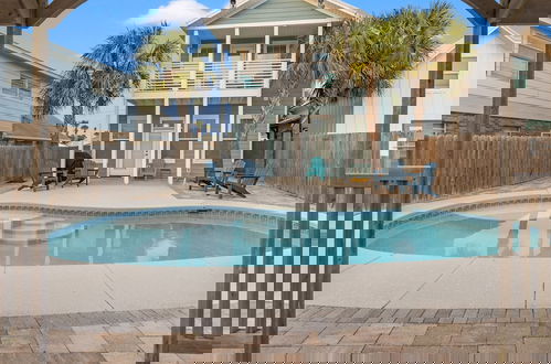 Foto 1 - Spacious 4-bed, 3-bath Beach House Sleeps 12 for the Perfect Getaway