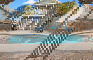 Foto 1 - Spacious 4-bed, 3-bath Beach House Sleeps 12 for the Perfect Getaway