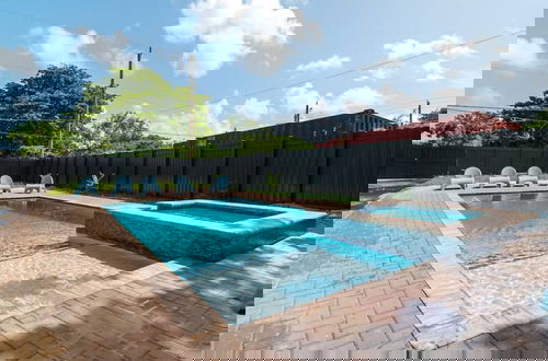 Foto 18 - Charming Home With Pool Jacuzzi