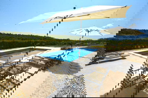 Foto 18 - Picturesque Paradise Holiday Home With Pool