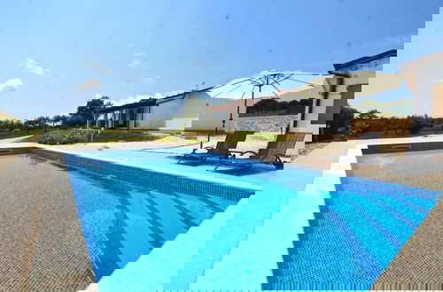 Foto 21 - Picturesque Paradise Holiday Home With Pool