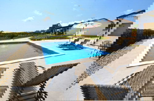 Foto 19 - Picturesque Paradise Holiday Home With Pool