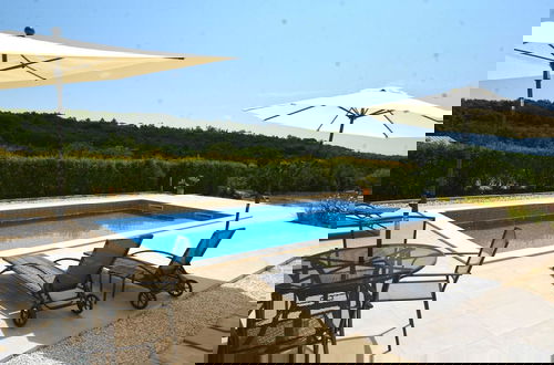 Foto 17 - Picturesque Paradise Holiday Home With Pool