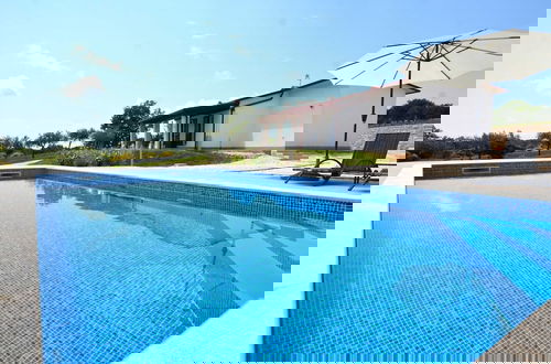 Foto 20 - Picturesque Paradise Holiday Home With Pool