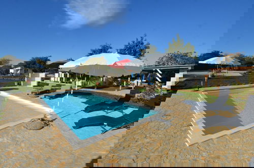 Foto 35 - Golden and Green Acres Holiday Home With Pool and Sauna