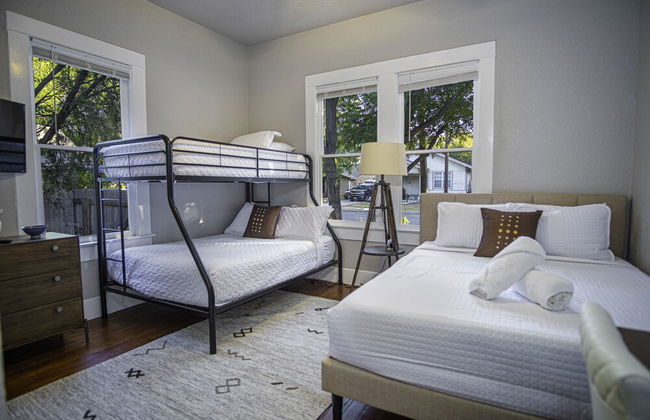 Chic Downtown Farmhouse With Garden and BBQ Grill - Foto 3
