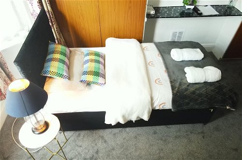 Photo 6 - Stylish 2 Bed Room Apartment 5 Sleep Free Wifi & p