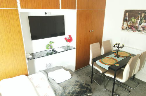 Photo 8 - Stylish 2 Bed Room Apartment 5 Sleep Free Wifi & p