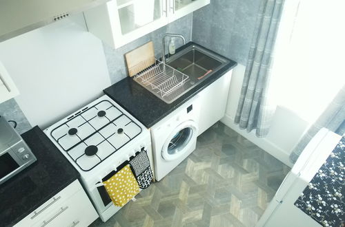 Photo 14 - Stylish 2 Bed Room Apartment 5 Sleep Free Wifi & p