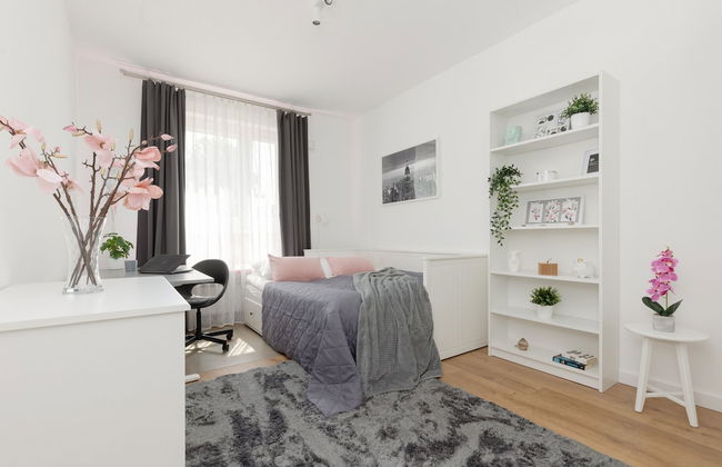 Żoliborz Artystyczny Warsaw by Renters - Photo 2