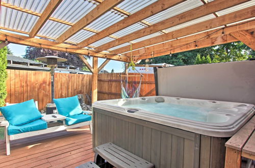 Photo 27 - Springfield Tiki Home: Hot Tub & Theater Room