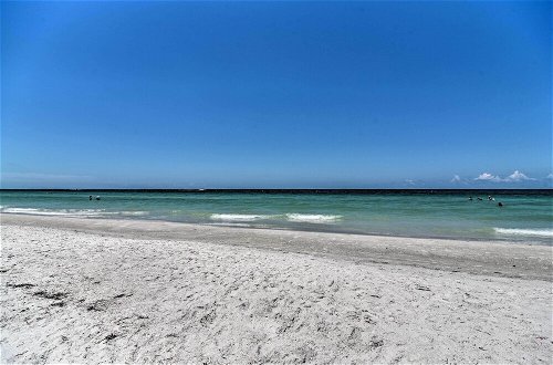 Foto 4 - Sunny Seaside Condo With Pool & Walk to Beach