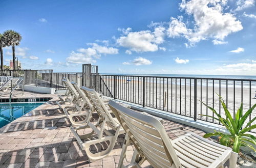 Foto 2 - Airy Oceanfront Condo: Steps to Daytona Beach