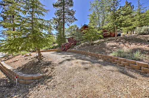 Foto 9 - Big Bear Lake Cabin w/ Deck ~ 7 Mi to Ski Slopes