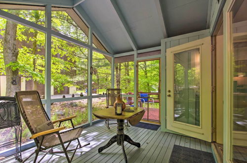 Foto 8 - Peaceful Pocono Lake Home w/ Screened Porch