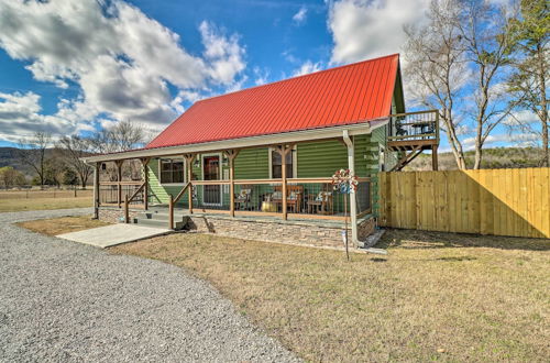 Photo 18 - Charming Mountain View Cabin ~ 8 Mi to Dtwn