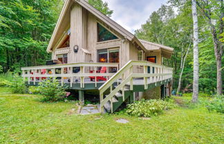 Foto 1 - Woodsy Cabin w/ Fire Pit ~ 8 Mi to Mount Snow