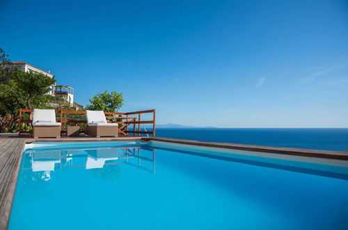 Foto 1 - Luxury Villa Vittoria- Villa With Garden Swimming Pool and Jacuzzi Overlooking the sea