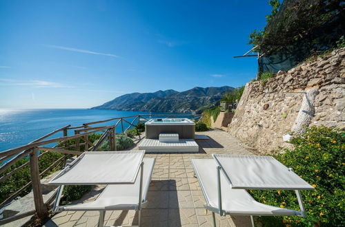 Foto 2 - Luxury Villa Vittoria- Villa With Garden Swimming Pool and Jacuzzi Overlooking the sea