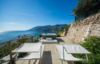 Foto 2 - Luxury Villa Vittoria- Villa With Garden Swimming Pool and Jacuzzi Overlooking the sea