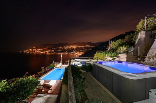 Foto 7 - Luxury Villa Vittoria- Villa With Garden Swimming Pool and Jacuzzi Overlooking the sea