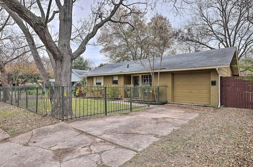 Foto 5 - Renovated Home W/private Yard Near Austin Hotspots