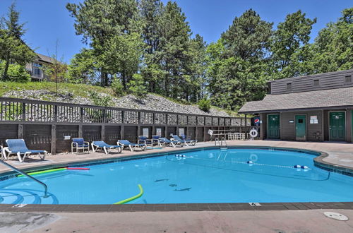 Foto 15 - Condo w/ Pool & Grill Access ~ 4 Mi to Gatlinburg