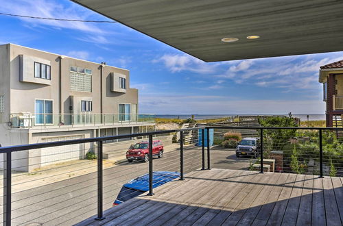 Photo 19 - Luxury Long Beach Villa With Ocean Views