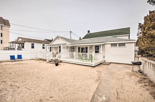 Photo 3 - Cozy Hampton Cottage w/ BBQ - Walk to Ocean