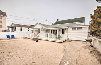 Photo 3 - Cozy Hampton Cottage w/ BBQ - Walk to Ocean