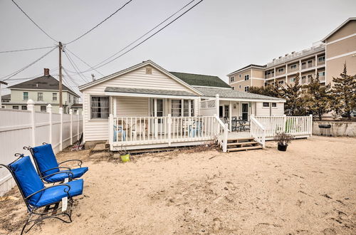 Photo 4 - No-frills Hampton Cottage - Steps to Beach