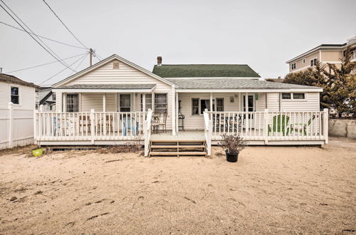 Photo 5 - Cozy Hampton Cottage w/ BBQ - Walk to Ocean