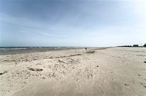 Photo 25 - Oceanfront Galveston Home - Walk to Beach