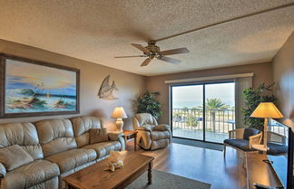 Foto 1 - Coastal Condo w/ Balcony: Walk to Madeira Beach