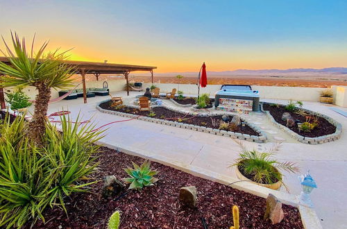 Foto 29 - Chic Joshua Tree Pad w/ Mountain Views & Hot Tub