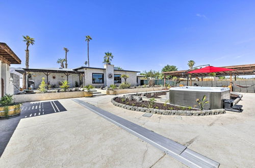 Foto 21 - Chic Joshua Tree Pad w/ Mountain Views & Hot Tub